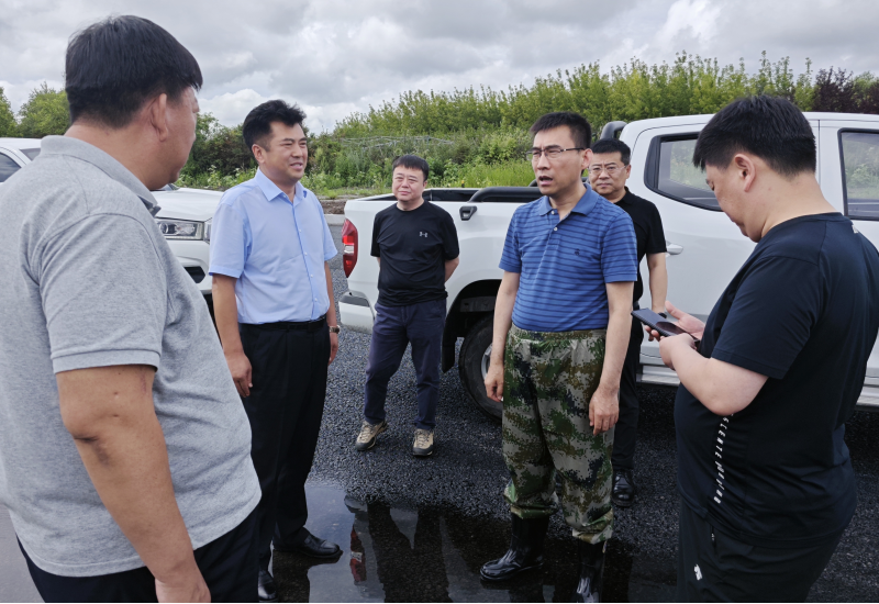 松北區(qū)委書記、哈爾濱新區(qū)黨工委書記肖彬到利如金農(nóng)業(yè)集團遠海分公司施工現(xiàn)場，解決企業(yè)投產(chǎn)前遇到的實際困難
