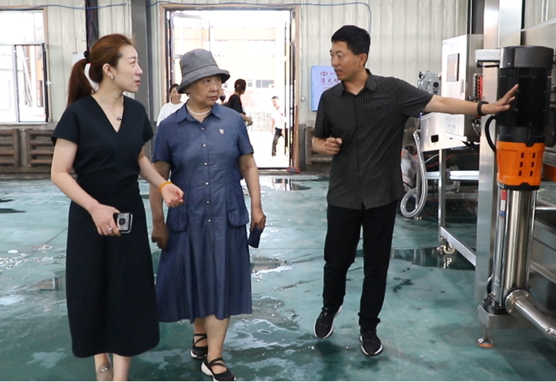 中央紅集團董事長欒芳到利如金農(nóng)業(yè)集團遠海鮮食玉米加工廠參觀考察